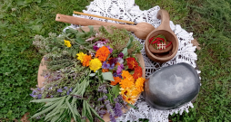 Uguns ziedojumi pirtīžu rituālā.