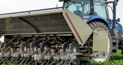 'New Holland' nezāļu robots.