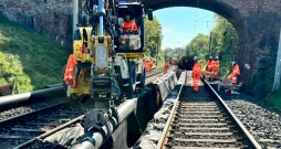 Uzņēmums "Network Rail", kam pieder un kas uztur dzelzceļa infrastruktūru Anglijā, Skotijā un Velsā, sociālajās vietnēs arī skaidro saviem sekotājiem: "Kāpēc karstā laikā mēs dažreiz palēninām vilcienus? Jo lēnāki vilcieni rada mazāku spiedienu uz sliedēm, samazinot sliežu izliekšanās iespējamību un gādājot par jūsu drošību." Un šie skaidrojumi ilustrēti ar attēliem, kur parādīta sliežu izliekšanās.