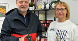 Zemnieku saimniecības "Mētras" saimnieki Iveta Širaka un Uldis Širaks no pašu audzētajām cidonijām ražo veselīgus našķus. Un ne tikai tos. Cidoniju etiķis patlaban Latvijā ir vien ZS "Mētras" sortimentā.