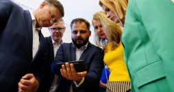 Partijas "Jaunā vienotība" līderis Eieopas Parlamenta (EP) vēlēšanās, Eiropas Komisijas priekšsēdētājas izpildvietnieks Valdis Dombrovskis, Rīgas domes priekšsēdētājs Vilnis Ķirsis, Saeimas deputāts Edmunds Jurēvics, tieslietu ministre Inese Lībiņa-Egnere un Ministru prezidente Evika Siliņa sagaida EP vēlēšanu rezultātus "Jaunā vienotība" birojā.