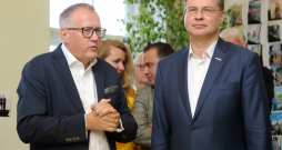 Partijas "Vienotība" priekšsēdētājs, finanšu ministrs Arvils Ašeradens, Eiropas Komisijas priekšsēdētājas izpildvietnieks Valdis Dombrovskis. Uzrunas partijas Jaunā Vienotība birojā pēc vēlēšanām. 