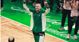 Kristaps Porziņģis pirms spēlēm arēnā Bostonā tiek sagaidīts ar lielākajām ovācijām, kas liepājniekam pēc traumas posma bija patīkams pārsteigums, sniedzot vēl lielāku adrenalīna devu. Viņš ir divu uzvaru attālumā no sava un Latvijas pirmā NBA titula, "Celtics" tiecas pēc 18., lai kļūtu par līgas vienīgo rekordisti.