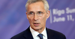 NATO ģenerālsekretārs Jenss Stoltenbergs piedalās NATO Austrumu flanga valstu samita preses konferencē Rīgas pilī.