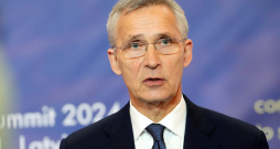 NATO ģenerālsekretārs Jenss Stoltenbergs piedalās NATO Austrumu flanga valstu samita preses konferencē Rīgas pilī.