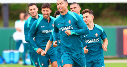 Portugāles futbola izlasi jau sestajā Eiropas čempionātā, kas ir rekords, cīņā vedīs 39 gadus vecais Krištianu Ronaldu (priekšplānā).