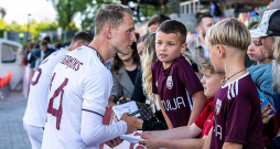Andrejs Cigaņiks Liepājā pateicas par atbalstu jaunajiem Latvijas futbola izlases līdzjutējiem.
