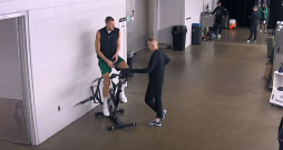 Kristaps Porziņgis iesildās pirms spēles Dalasā.