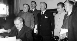 Molotova-Ribentropa pakta parakstīšana.