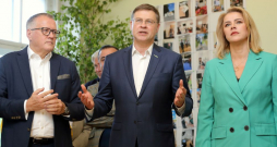 Tradicionāli pēc vēlēšanu iecirkņu slēgšanas partijas pulcējās pasākumos, kuros tiek sagaidīti un apspriesti vēlētāju aptauju dati un pirmie saskaitītie rezultāti, ko parasti pavada arī atšķirīgas emocionālas reakcijas un komentāri. Šādi pasākumi notika arī šoreiz, taču formāts bija diezgan neskaidrs. Piemēram, "Jaunās Vienotības" saraksta pirmais numurs Valdis Dombrovskis (centrā) kopā ar partijas priekšsēdētāju Arvilu Ašeradenu un premjerministri Eviku Siliņu teica pēcvēlēšanu uzrunu, vēl nezinot, ka partija ieguvusi pirmo vietu, bet pats Dombrovskis saņēmis visvairāk plusiņu no visiem kandidātiem, kas viņam paver ceļu uz atkārtotu virzīšanu Eiropas komisāra amatam.