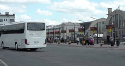 Rezultātā sieviete tā arī palika uz perona gaidīt nākamo autobusu...