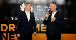 Partiju apvienības "Apvienotais saraksts" līderis Eiropas Parlamenta vēlēšanās Reinis Pozņaks (no labās) un Saeimas deputāts Edvards Smiltēns pēcvēlēšanu pasākumā.