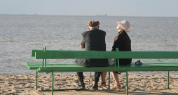 Eiropas Komisija brīdina, ka tiem Latvijas pensionāriem, kas pensijā dosies ap 2070. gadu pirmā līmeņa pensija varētu būt gandrīz divas reizes mazāka. Ja šobrīd vidējā pirmā līmeņa pensija ir 25,5% no vidējās algas, tad 2070. gadā tā būs tikai 13,5% no vidējās algas.