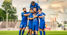"RFS" futbolisti Latvijas virslīgas ekvatoru sagaidīja kā līderi, tuvākos sekotājus apsteidzot par pieciem punktiem.