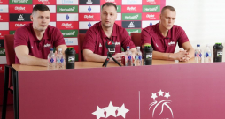Latvijas vīriešu 3x3 basketbola izlases spēlētājs Agnis Čavars (no kreisās) , 3x3 basketbola treneris Raimonds Feldmanis un 3x3 basketbola izlases spēlētājs Nauris Miezis.