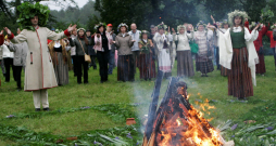 Rituāla ugunskurs tiek dāsni pušķots un rituāla noslēgumā
rotājumi tiek atdoti ugunij.