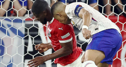 Francijas izlases kapteinis Kilians Mbapē spēlē ar Austriju salauza degunu pret Kevina Danso plecu.