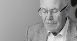 Kaut ko teikt uz atvadām ir jēga, ja esi cilvēku pazinis. Ar Albertu Belu esmu tikusies tikai vienu reizi, toties neparastā sarīkojumā – uzaicināju viņu uz pusdienām Mārtiņa Rītiņa restorānā "Vincents", kur bija pagatavots 'Corvus
cornix' mielasts.