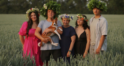 Kareļi ir pārliecināti – folkloras kopas veiksmes atslēga ir tieši ģimenes iesaiste. No kreisās: Katrīna, Sandis un ģimenes suņuks Bille, Kristīne, Anna un Alberts.