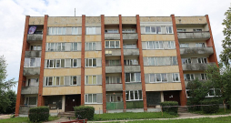 Kopš maija sākuma Ogres daudzdzīvokļu nams joprojām stāv neapdzīvots.