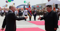 Ziemeļkorejas diktators Kims Čenuns (no labās) Phenjanā sveic Krievijas vadoni Vladimiru Putinu.