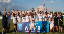 Latvijas regbija-7 izlases kapteinis Elmārs Šefanovskis komandas priekšā ceļ Eiropas čempionāta Trofejas divīzijas pirmā posma uzvarētāju kausu.
