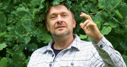 Izskatās, režisors Imants
Strads sajutis brīvdabas izrāžu garšu...
