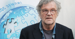 Serbu kinorežisors ​​un rokmūziķis Emirs Kusturica.