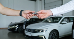 Nomājot automašīnu ārzemēs, lai nenāktos risināt strīdu, kad auto jau nodots, jātur acis vaļā vēl pirms tas saņemts. 