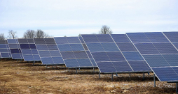 Daudzviet pasaulē saules parkus pārveido par hibrīdajiem parkiem, pievienojot tiem enerģijas uzkrāšanas funkcijas vai dažādojot enerģijas uzkrāšanas veidus. Taču Latvijā šis process kavējas skaidras valsts enerģētikas politikas trūkuma dēļ.