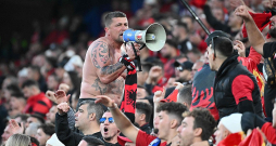 Albānijas futbola izlases atbalstītāji spēles laikā skandēja saukļus, kas aicina nogalināt serbus.