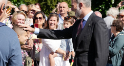 Spānijas karalis Felipe VI vakar Rīgā arī nolika ziedus pie Brīvas pieminekļa un sasveicinājās ar dažiem interesentiem.