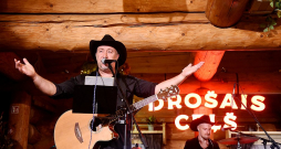 Grupa "Apvedceļš" iesaistās CSDD kampaņā un izdod singlu "Pālis pie stūres nav brālis". Grupa "Apvedceļš" iesaistās CSDD kampaņā un izdod singlu "Pālis pie stūres nav brālis".