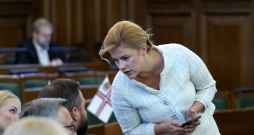 Premjere Evika Siliņa vai viņai politiski tuvi cilvēki interesējušies par vairāku "Apvienotā saraksta" politiķu iespējamo pievienošanos koalīcijai.