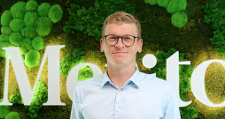 "Ja kārtīgi atrota piedurknes, tempi, kuros var attīstīt saules parku, ir salīdzinoši ātri. Pusotra gada laikā lielākajā daļā projektu esam tikuši no pilnīgi zaļām pļavām līdz pilnībā gataviem parkiem. Daudzās citās ES valstīs tas būtu kas neiedomājams," secina investīciju uzņēmuma "Merito Partners" partneris Mikus Janvars.