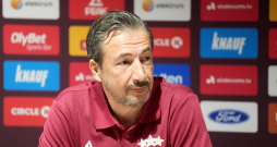 Latvijas vīriešu valstsvienības galvenais treneris Luka Banki piedalās preses konferencē pēc Latvijas vīriešu basketbola valstsvienības atklātā treniņa "Arēnā Rīga".