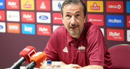 Latvijas vīriešu valstsvienības galvenais treneris Luka Banki piedalās preses konferencē pēc Latvijas vīriešu basketbola valstsvienības atklātā treniņa "Arēnā Rīga".