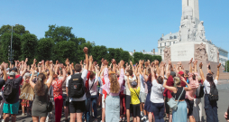 Zibakcija, sanākušie, pacēluši rokas un saucot: "Mūsu zeme – Latvija", ar vārdu un domu spēku raidīja enerģijas lādiņu
Latvijas basketbola izlasei, kas 2. jūlijā uzsāka cīņu par
piedalīšanos olimpiskajās spēlēs.