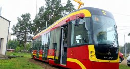 Šādi izskatās "Pragoimex" ražotais un Daugavpils Lokomotīvju remonta rūpnīcā daļēji sakomplektētais tramvajs. Iesaistītie apgalvo, ka pusi no tramvaja komplektēja Daugavpilī.