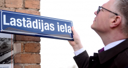 Kopš šī gada pavasara Rīgā Maskavas ielas vietā beidzot ir Latgales iela. Tās sākuma posmam piešķirts Lastādijas nosaukums. Rīgas domes priekšsēdētājs Vilnis Ķirsis jaunās plāksnītes uzstādīšanā 2024. gada 27. martā.