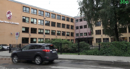 Katrā izglītības iestādē uzņemšanas noteikumi atšķiras. Piemēram, 3. ģimnāzijā ir iestājpārbaudījumi, eksāmens matemātikā un papildus vēl citos 9. klašu gala darbos nedrīkst būt mazāk par 60%.