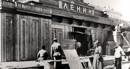 Pēc Ļeņina nāves 1924. gada janvārī Sarkanajā laukumā Maskavā no koka tika uzcelts pirmais pagaidu mauzolejs, maijā – otrais pagaidu mauzolejs, bet 1930. gadā – pastāvīgais akmens mauzolejs.