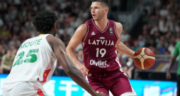 Latvijas basketbola izlases spēlētājs Rihards Lomažs (no labās) Olimpiskās kvalifikācijas turnīra pusfināla spēlē bakstebolā vīriešiem starp Latvija un Kamerūnas valstsvienībām "Arēnā Rīga".