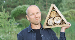 Raivis Bahšteins: "Zaļajam kursam jāpiešķir kārtīgs mugurkauls, lai to nevarētu locīt visādos virzienos atkarībā no katra vēja, kas nu no kuras puses pūš. Tiklīdz kāds piebrauc ar traktoru vai padedzina riepas pie eiroparlamenta, tā tiek pieņemta kāda atkāpe. Kursam ir jābūt skaidram un nepārprotamam, nevis visādi interpretējamam un grozāmam."