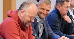 Viens no Jelgavas novada domes priekšsēdētāja kandidātiem – bijušais Ozolnieku novada mērs Andris Ozoliņš (centrā).