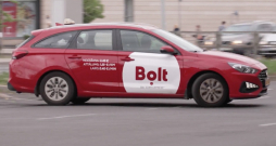 Izrādās, ka taksometru vadītāji jau gadiem neesot mierā ar “Bolt” platformas sadarbības nosacījumiem un samaksu par darbu. 