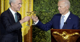 ASV prezidents Džo Baidens (no labās) un NATO ģenerālsekretārs Jenss Stoltenbergs Baltajā namā rīkotās vakariņās saskandina glāzes.