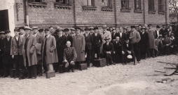 Latvijas armijas 5. Cēsu kājnieku pulkā jauniesauktie pie kazarmām. 1933. gads.