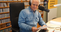 Gunāram Jākobsonam pašam esot brīnums, ka pie mikrofona jau 70 gadi!