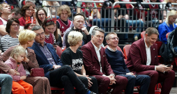 Latvijas basketbols pēdējos gados ir ļoti ieredzēts politiskajās aprindās. Attēlā izlases spēli vēro Anda Čakša (no kreisās), Jānis Reirs, Iveta un Raimonds Vējoņi, Edgars Rinkēvičs un Kaspars Cipruss.
